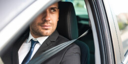 Diskreter Chauffeur für Limousinen-Fahrservice