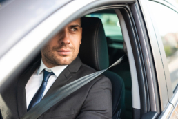 Diskreter Chauffeur für Limousinen-Fahrservice